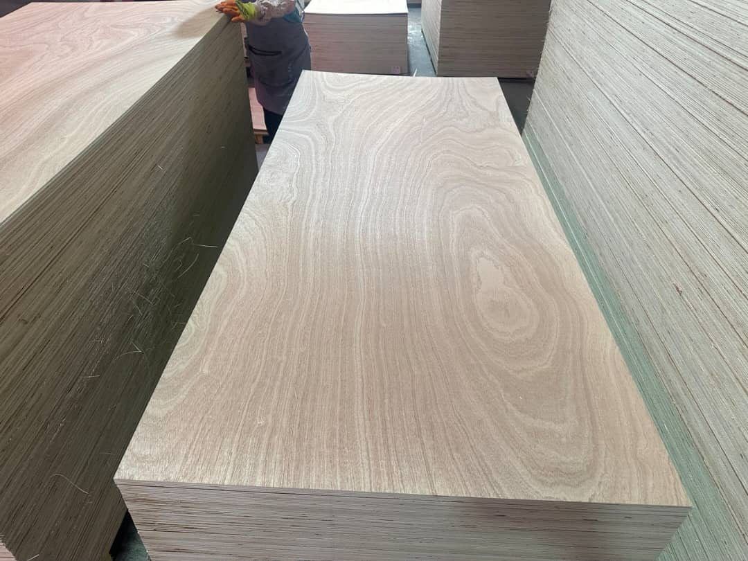 Planchas apiladas en almacén